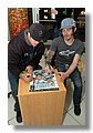 lusk y mcelroy firmando para informativos.jpg