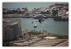 :: Pulse para Ampliar :: Maniobra del piloto de helicóptero alemán Rainer Wilke sobre Abu Dhabi, UAE.