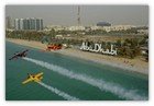 :: Pulse para Ampliar :: Kirby Chambliss (USA/avión azul) en un Edge 450, Nigel Lamb (UK/amarillo) en un MX2 y Nicolas Ivanoff (FR/ naranja) en su Extra 300SR sobrevuelan en formación Abu Dhabi