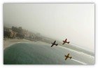 :: Pulse para Ampliar :: Kirby Chambliss (USA/avión azul) en un Edge 450, Nigel Lamb (UK/amarillo) en un MX2 y Nicolas Ivanoff (FR/ naranja) en su Extra 300SR sobrevuelan el Emirates Palace de Abu Dhabi, UAE.