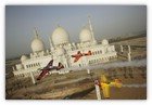 :: Pulse para Ampliar :: Kirby Chambliss (USA/avión azul) en un Edge 450, Nigel Lamb (UK/amarillo) en un MX2 y Nicolas Ivanoff (FR/ naranja) en su Extra 300SR sobrevuelan la recientemente inaugurada mezquita Sheikh Zayed Mosque (la 3ª más grande del mundo)