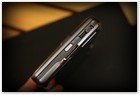 :: Pulse para Ampliar :: Lateral del HTC Shift, con la ranura para tarjetas SD, conexión USB 2.0, alimentación e interruptor de encendido/suspensión