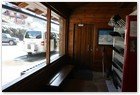:: Pulse para Ampliar :: Hotel La Pleta en Baqueira (Lleida-ES): Zona de descanso donde el cliente es ayudado por personal del hotel
tras bajar de pistas a quitarse el equipo de Ski; equipado con cabinas calefactadas individuales para el calzado après-ski.