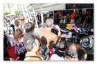 :: Pulse para Ampliar :: Fans admirando el coche de F1 de  David Coulthard (GBR/ Red Bull Racing)