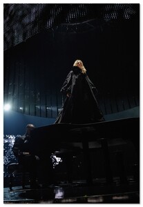 :: Pulse para Ampliar :: Madonna elige Givenchy Haute Couture by Riccardo Tisci para su Gira Mundial 2008
            Modelo Gitana (Capa con capucha larga en tafetán de seda negra forrado con tafetán de seda fucsia y con bordados de abalorios en negro azabache)