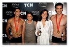 :: Pulse para Ampliar :: Desfile TCN en Florida Park: Desfile TCN en Florida Park: Toton Comella y Magdalena álvarez (Ministra de Fomento) con dos de los piragüistas del equipo Olimpico
