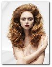 :: Pulse para Ampliar :: Tendencias Le Salon OT-INV 2008/09. Cabellos en Libertad. "FELINA" Tan sensual como elegante, este look funciona tanto de día como de noche y se relaciona especialmente bien con los complementos. El volumen enmarca el óvalo de la cara, la melena se desplaza hacia detrás  y cae sobre los hombros con una onda amplia que le da al cabello un aspecto abundante.  El resultado es tan poderoso como el de estilosas de los setenta como Verushka o Lauren Hutton