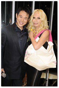 DONATELLA VERSACE IMPULSA EN CHINA UNA ONG tJetLi&Donatella