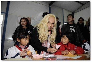 DONATELLA VERSACE IMPULSA EN CHINA UNA ONG tVersace China3