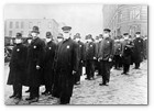 :: Pulse para Ampliar :: Diciembre de 1918. Policías de Seattle protegidos con mascarillas donadas por la cruz roja durante la epidemia de gripe española.