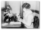 :: Pulse para Ampliar :: Año 1918. Una secretaria lleva una mascarilla en la ciudad de Nueva York durante la época en que se instauró la gripe española. Los oficiales obligaban a llevar máscaras ncluso en interiores para evitar el contagio.