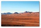 :: Pulse para Ampliar :: A pleno sol, 50 km al este de San Pedro de Atacama, una gran caseta aparece en la sequedad. Controla la entrada a la base, a 2.900 m de altura, del proyecto de radioastronomía más grande jamás construido: ALMA (Atacama Large Millimeter/submillimeter Array)