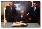 :: Pulse para Ampliar :: A su llegada a SEAT, el ministro de Industria, Turismo y Comercio, Miguel Sebastián, firmó en el libro de honor.