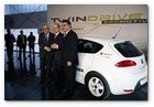 :: Pulse para Ampliar :: Erich Schmitt, presidente de SEAT, Miguel Sebastián, ministro de Industria, Turismo y Comercio y Francisco García Sanz, miembro del Comité Ejecutivo de Volkswagen y presidente del Consejo de Administración de SEAT, junto al prototipo del proyecto SEAT León Twin Drive Ecomotive.