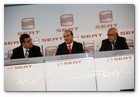 :: Pulse para Ampliar :: Francisco García Sanz, miembro del Comité Ejecutivo de Volkswagen y presidente del Consejo de Administración de SEAT, Miguel Sebastián, ministro de Industria, Turismo y Comercio, y Erich Schmitt, presidente de SEAT
