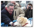 :: Pulse para Ampliar :: El alcalde de Madrid, Alberto Ruiz Gallardón, da la bienvenida a Pirena y saluda a los perros de la gran ruta blanca del Pirineo