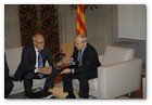 :: Pulse para Ampliar :: El presidente de SEAT, Erich Schmitt, mostró el presidente de la Generalitat el trofeo que acredita a SEAT como Campeón del Mundo de Turismos 2008