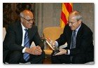 :: Pulse para Ampliar :: El presidente de SEAT, Erich Schmitt, mostró el presidente de la Generalitat el trofeo que acredita a SEAT como Campeón del Mundo de Turismos 2008