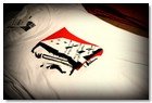 :: Pulse para Ampliar :: FRIDAY`S PROJECT PRESENTA LA PRIMERA COLECCIóN DE CAMISETAS "MUSIC & FAHION"
Angel Schlesser:
El aire rockero, joven y cosmopolita del grupo del grupo neoyorkino  The Strokes (banda sonora habitual de de los desfiles de Schelesser) queda reflejado en la T-shirt del diseñador