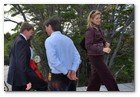 :: Pulse para Ampliar :: Los  príncipes de Holanda, Guillermo Alejandro de Orange – Nassau y su esposa Máxima son recibidos por el administrador de Patagonia Camp, Francisco Muñoz.
