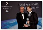 :: Pulse para Ampliar :: CINEMA FOR PEACE 2009 - Peace Award. Leonardo DiCaprio y Hans-Reiner Schröder, Director BMW Berlin