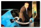 :: Pulse para Ampliar :: Moshe Kaplinsky, Better Place Israel CEO,  muestra el primer cargador de coches eléctricos comercial instalado en Israel, situado en el parking de Cinema City en Pi-Glilot.