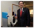 :: Pulse para Ampliar :: El gobernador de Minnesota, Tim Pawlenty junto a recién desarrollado punto de carga que se usará en varios puntos de todo el mundo para alimentar los coches eléctricos de Better Place