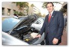 :: Pulse para Ampliar :: El gobernador de Minnesota, Tim Pawlenty echa una ojeada bajo el capó del prototipo Better Place EV.