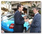 :: Pulse para Ampliar :: El gobernador de Minnesota, Tim Pawlenty durante su visita a las oficinas de Better Place en Tel Aviv compartió inquietudes con Mike Granoff, de Better Place, sobre realidad de la independencia del petróleo tal y como está comenzando a ocurrir en Israel y en otras partes del mundo donde Better Place está cerrando acuerdos de producción de su prototipo EV de funcionamiento eléctrico.