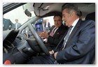 :: Pulse para Ampliar :: Better Place se honra de dar la bienvenida al presidente de Austria, Heinz Fischer durante su visita a Israel y de compartir su misión de terminar con la dependencia del petróleo. En la foto Idan Ofer, presidente de Better Place junto al presidente Fischer en el interior de un prototipo BetterPlace EV