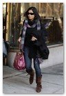 :: Pulse para Ampliar :: February 04, 2009 NY.- Freida Pinto shops at Fred Leighton Rare Collectibles before heading over to the Oscar de la Renta headquarters on 7th Avenue.  Frieda leaves with a new coat whilst her assistant carries a gown for her. The pair then made their way to Pier 59 studios at Chelsea Piers.