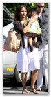 :: Pulse para Ampliar :: March 28, 2009.- Halle Berry with super cute daughter Nahla pumping dielsel into her white Lexus hybrid 400h by mistake, paparazzi stopped her before she went on avoiding major mechanical problem...Halle broke a rare smile!!!!
