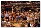 :: Pulse para Ampliar :: HANNAH MONTANA: THE MOVIE: MILEY CYRUS (center), JASON EARLES (extreme right)