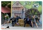 :: Pulse para Ampliar :: HANNAH MONTANA: THE MOVIE: MILEY CYRUS (center, amongst dancers)