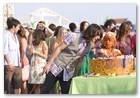 :: Pulse para Ampliar :: HANNAH MONTANA: THE MOVIE: MITCHEL MUSSO (center), MOISES ARIAS (right, in cake)