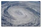 :: Pulse para Ampliar :: El Huracán Epsilon se fortaleció y organizó en el Océano Atlántico Norte Central desafiando condiciones altamente desfavorables. Este inusual sistema desafió casi todos los pronósticos del NHC y demostró las dificultades existentes en la predicción de ciclones tropicales.