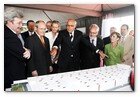 :: Pulse para Ampliar :: 18/06/09 Martorell.- Acto de colocación de la “primera piedra” del nuevo taller de Chapistería de la fábrica de Martorell que acogerá, a partir de 2011, la producción del nuevo Audi Q3
El presidente de SEAT, Erich Schmitt, explica el proyecto al presidente de la Generalitat, José Montilla