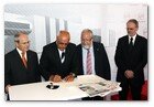 :: Pulse para Ampliar :: 18/06/09 Martorell.- Acto de colocación de la “primera piedra” del nuevo taller de Chapistería de la fábrica de Martorell que acogerá, a partir de 2011, la producción del nuevo Audi Q3
El presidente de la Generalitat de Catalunya, José Montilla y Erich Schmitt, presidente de SEAT junto a Salvador Esteve, alcalde de Martorell y Frank Dreves, vicepresidente de Producción de Audi AG, preparando la cápsula del tiempo que se introducirá en la primera piedra del futuro taller Nº 6