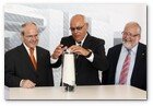 :: Pulse para Ampliar :: 18/06/09 Martorell.- Acto de colocación de la “primera piedra” del nuevo taller de Chapistería de la fábrica de Martorell que acogerá, a partir de 2011, la producción del nuevo Audi Q3
El presidente de la Generalitat de Catalunya, José Montilla y Erich Schmitt, presidente de SEAT junto a Salvador Esteve, alcalde de Martorell, preparando la cápsula del tiempo que se introducirá en la primera piedra del futuro taller Nº 6