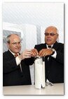 :: Pulse para Ampliar :: 18/06/09 Martorell.- Acto de colocación de la “primera piedra” del nuevo taller de Chapistería de la fábrica de Martorell que acogerá, a partir de 2011, la producción del nuevo Audi Q3.
El presidente de la Generalitat de Catalunya, José Montilla y Erich Schmitt, presidente de SEAT cerrando la cápsula del tiempo
