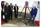 :: Pulse para Ampliar :: 18/06/09 Martorell.- Acto de colocación de la “primera piedra” del nuevo taller de Chapistería de la fábrica de Martorell que acogerá, a partir de 2011, la producción del nuevo Audi Q3
El presidente de la Generalitat de Catalunya, José Montilla y Erich Schmitt, presidente de SEAT observan como se deposita la primera piedra del futuro taller Nº 6
