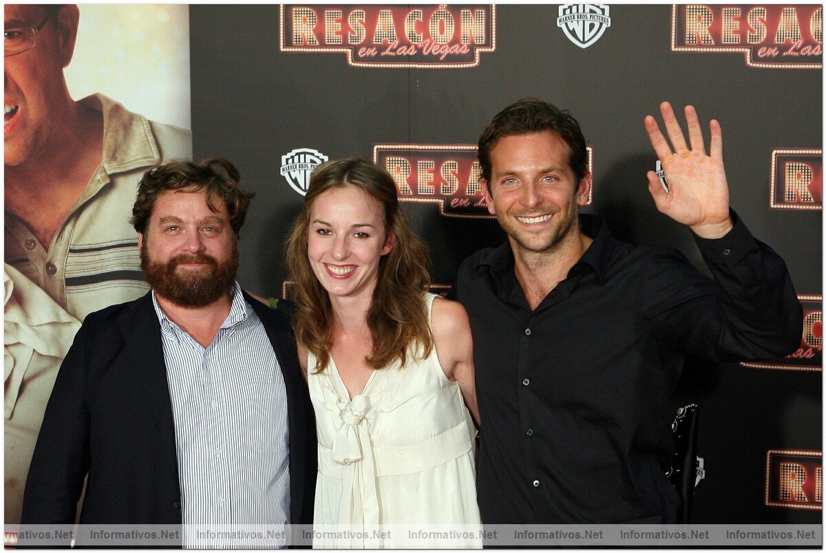 Premier en Barcelona de "Resacón en Las Vegas": Zach Galifianakis y Bradley Cooper con su acompañante en el centro