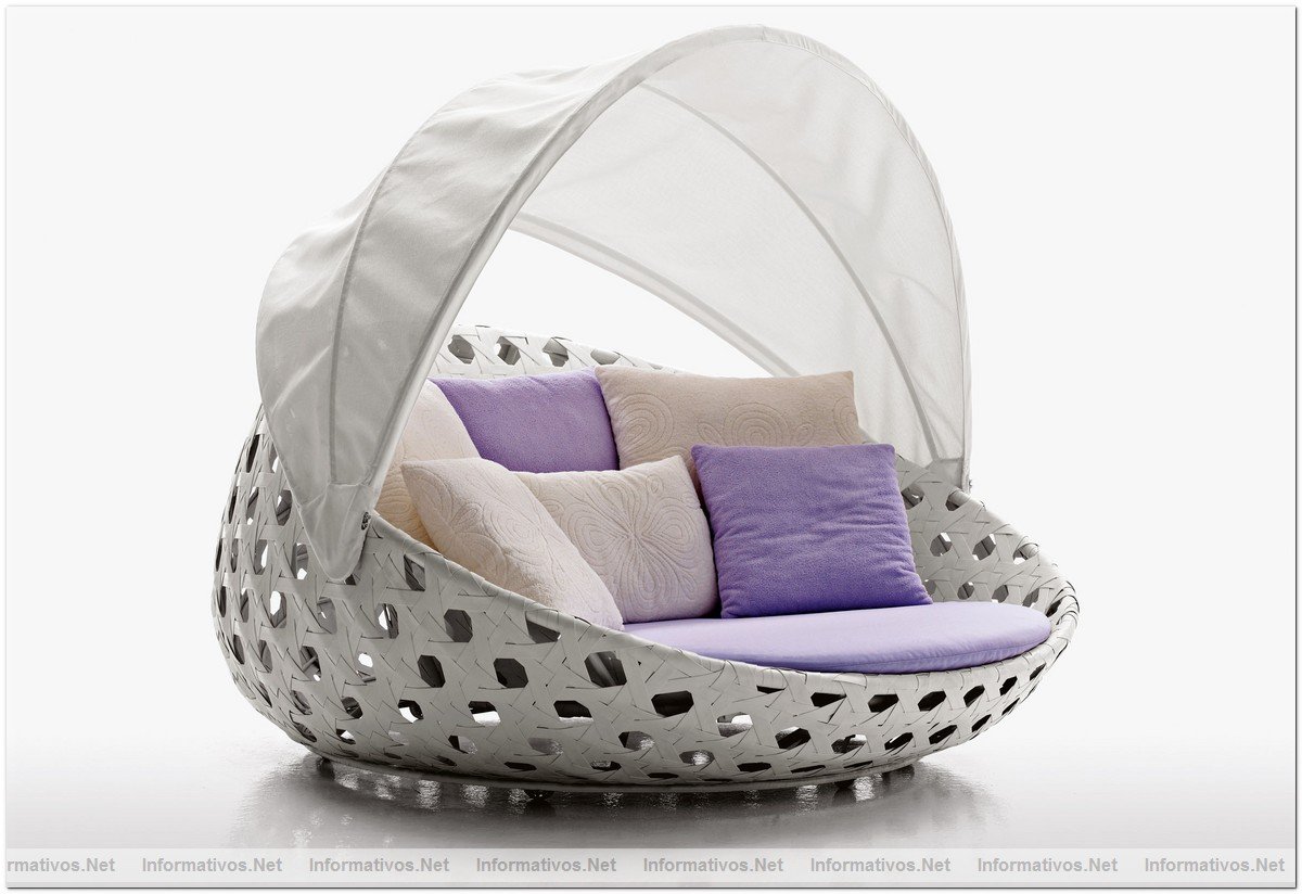 Y por ltimo, para confirmar su xito como bestseller de la coleccin Outdoor, el gran asiento circular de la serie Canasta se dota de una ligera capota plegable, en dos variantes de color, blanca y bronce, realizada en tejido de polister recubierto de PVC que reduce del 92% el paso de los rayos del sol. La butaca puede estar equipada tambin con una base que la convierte en giratoria a 360 grados, caracterstica que multiplica el placer de estar al aire libre a cualquier hora del da.