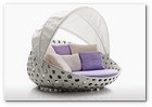 :: Pulse para Ampliar :: Y por último, para confirmar su éxito como bestseller de la colección Outdoor, el gran asiento circular de la serie Canasta se dota de una ligera capota plegable, en dos variantes de color, blanca y bronce, realizada en tejido de poliéster recubierto de PVC que reduce del 92% el paso de los rayos del sol. La butaca puede estar equipada también con una base que la convierte en giratoria a 360 grados, característica que multiplica el placer de estar al aire libre a cualquier hora del día.