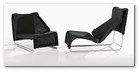 :: Pulse para Ampliar :: Desde su presentación en la colección Home, hace unos seis años, Lazy entra a formar parte de la colección Outdoor. Este asiento tiene una estructura de acero inoxidable que permite la transformación, mediante un sencillo movimiento, de sillón a chaise longue. Visualmente ligero, está tapizado en poliéster tridimensional blanco o negro para envolver la estructura, que se encuentra “acoplada” a un trineo de acero.