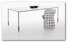 :: Pulse para Ampliar :: Esta mesa rectangular recrea el rigor y la severidad de la colección Springtime. Realizada en aluminio pintado blanco y dotada de soportes en acero inoxidable, puede disponer de un tablero en gres porcelánico de color gris dividido en tres secciones, o bien de una superficie única en estratificado HPL blanco con fresado de ranuras transversales.