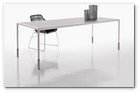 :: Pulse para Ampliar :: Esta mesa rectangular recrea el rigor y la severidad de la colección Springtime. Realizada en aluminio pintado blanco y dotada de soportes en acero inoxidable, puede disponer de un tablero en gres porcelánico de color gris dividido en tres secciones, o bien de una superficie única en estratificado HPL blanco con fresado de ranuras transversales.