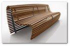 :: Pulse para Ampliar :: El nuevo banco Titikaka, con listones de teca y estructura de aluminio, choca con la tradicional inmovilidad de esta tipología de asiento. Quizás las olas del lago boliviano fueron la inspiración para este banco, cuya superficie de asiento se riza creando un interesante efecto de movimiento al soplar el viento. De hecho, los listones que se hallan alrededor de la estructura de aluminio y descienden hasta el suelo en ambos frentes del banco, se acomodan mediante trazos ondulatorios, creando curvas al mismo tiempo plásticas y funcionales con la ergonomía del asiento.