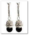 :: Pulse para Ampliar :: SEP09.- Colección Gardenia, de Carrera y Carrera (White Gold & Onyx Long Gardenia Earrings)