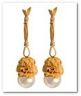 :: Pulse para Ampliar :: SEP09.- Colección Gardenia, de Carrera y Carrera (Yellow Gold & Pearls Long Gardenia Earrings)